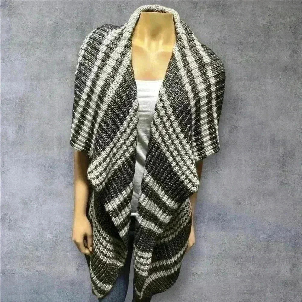 Victoria Secret women’s knitted sleeveless cardigan shawl sweater size M